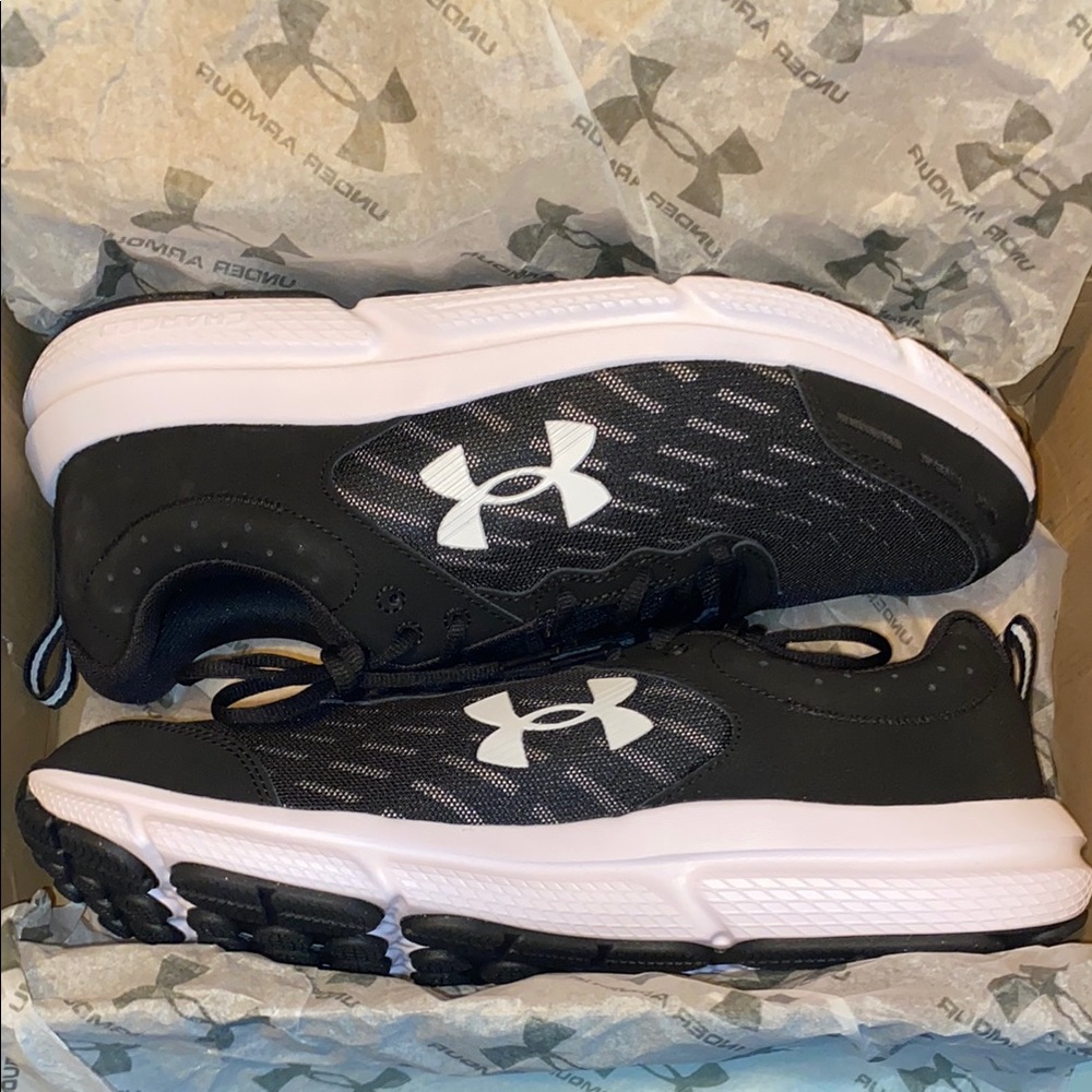 Under Armour men’s Black and White Athletic Shoes